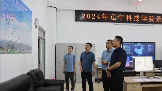 图为 华体买球纪委书记闫海军，副院长葛会奇莅临招生录取现场指导工作