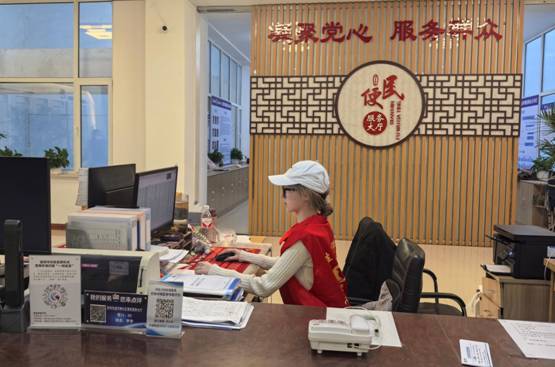 图为张美鑫参加社区办公室志愿者