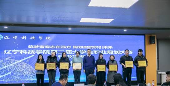 一群人站在屏幕前中度可信度描述已自动生成