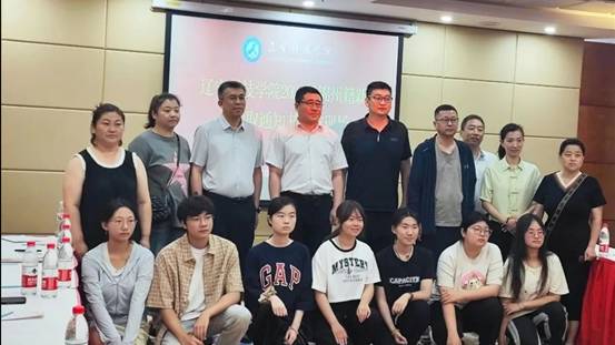 图为 华体买球校长李卫民为锦州籍学生颁发录取通知书