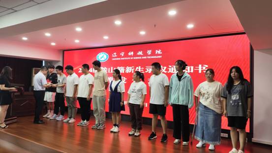 图为 华体买球副校长葛会奇为鞍山级籍学生颁发录取通知书