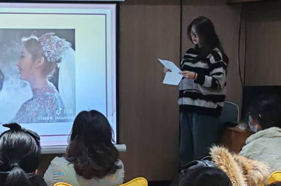 图为闫星竹为村委会成员讲述PPT