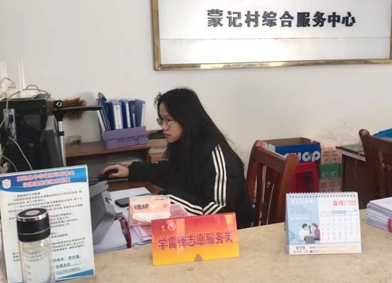 图为李佳佳正在完善社会实践人员安排表