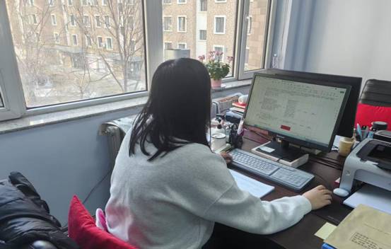 图为王玉琦在区农业农村局参与乡村振兴三年行动档案整理工作 (2)